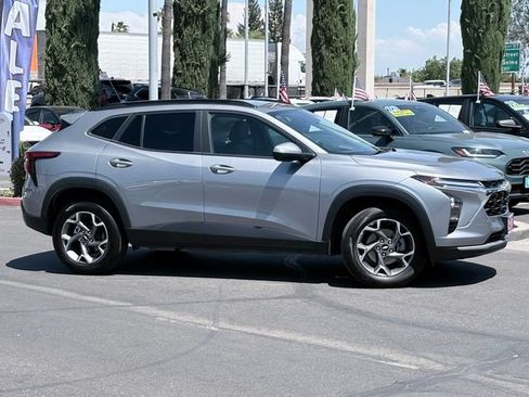 Used 2025 Chevrolet Trax LT FWD image 4