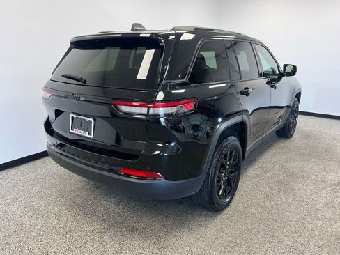 Used 2024 Jeep Grand Cherokee Altitude image 19