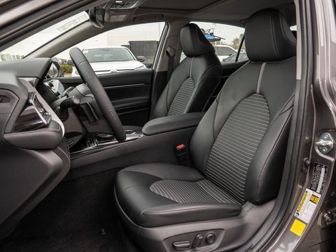 Used 2020 Toyota Camry SE image 12