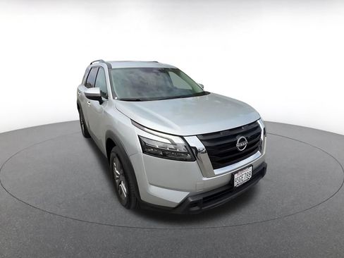 Used 2025 Nissan Pathfinder SV FWD image 3