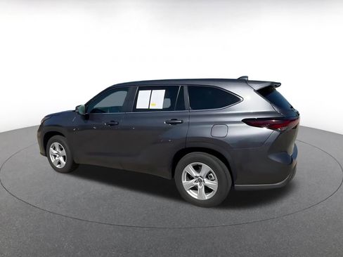 Used 2025 Toyota Highlander LE FWD image 10