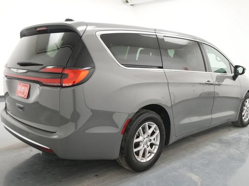 Used 2025 Chrysler Pacifica Select FWD image 8