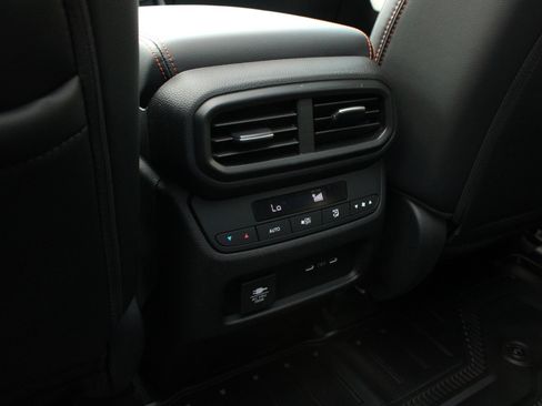 Used 2025 Honda Pilot TrailSport image 23