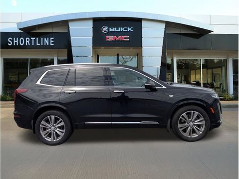 Used 2022 Cadillac XT6 Premium Luxury AWD/4WD image 2