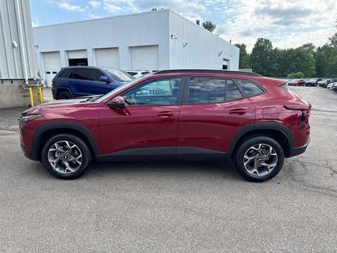 Used 2025 Chevrolet Trax LT FWD image 8
