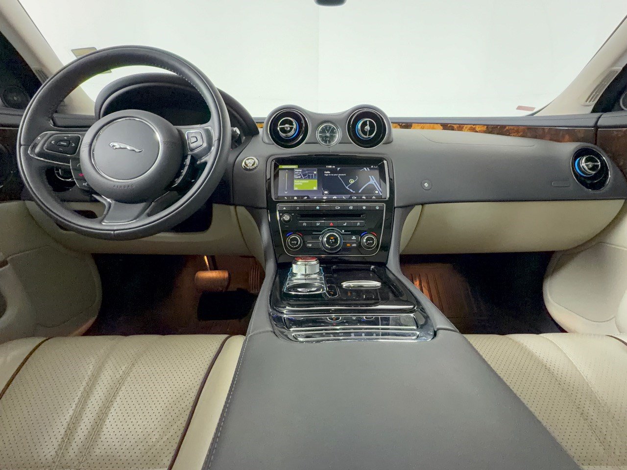 Used 2019 Jaguar XJ R-Sport RWD image 17