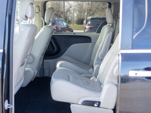Used 2015 Chrysler Town & Country Touring w/ Driver Convenience Group image 35