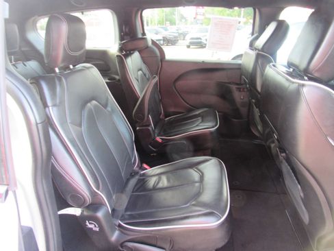 Used 2025 Chrysler Pacifica Limited FWD image 12