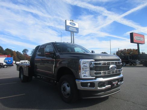 New 2026 Ford F350 XL w/ XL Chrome Package image 3