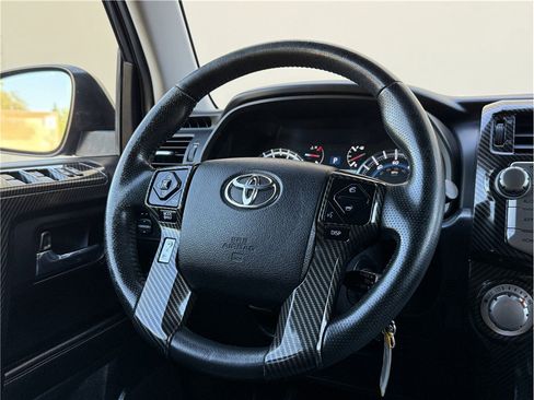Used 2014 Toyota 4Runner SR5 AWD/4WD image 17