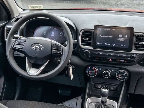 Used 2024 Hyundai Venue SE FWD image 13