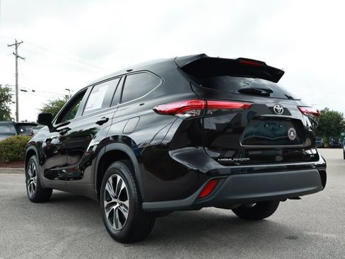 Used 2022 Toyota Highlander XLE FWD image 8