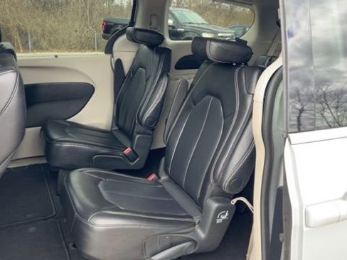 Used 2024 Chrysler Pacifica Touring-L image 32