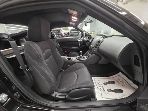 Used 2017 Nissan 370Z Coupe RWD image 21