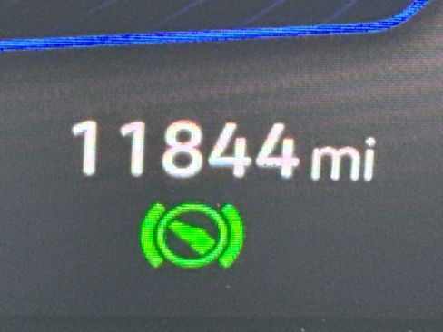 Certified 2025 Volkswagen Taos SE image 17