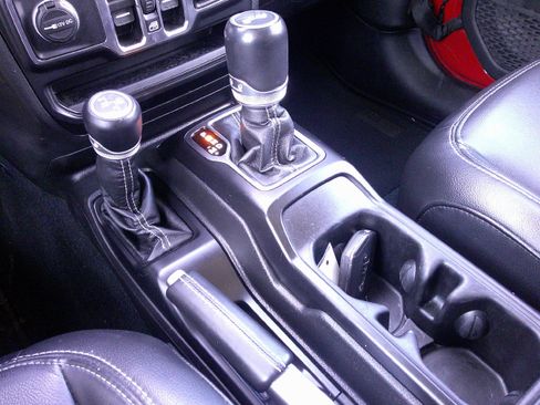 Used 2022 Jeep Wrangler Unlimited Sahara image 17