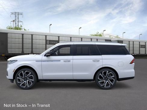 New 2026 Lincoln Navigator Reserve AWD/4WD image 3
