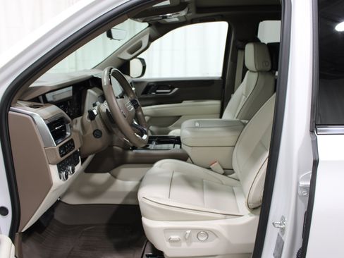 Used 2025 GMC Yukon Denali w/ Denali Reserve Package AWD/4WD image 3