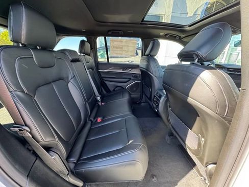 New 2025 Jeep Grand Cherokee Limited image 16