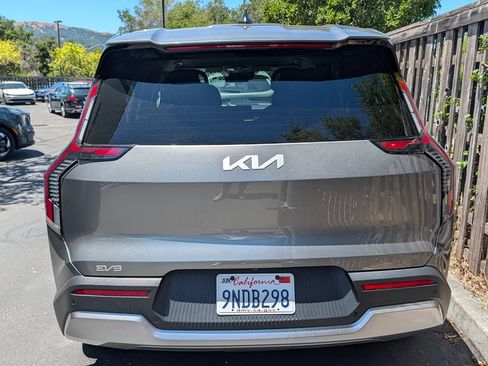 Used 2024 Kia EV9 Light Long Range RWD image 4