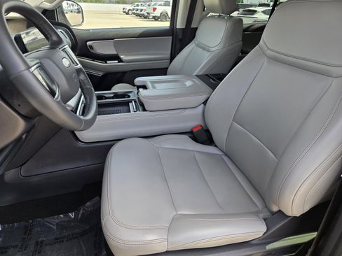 Used 2025 Ford Expedition Active RWD image 20