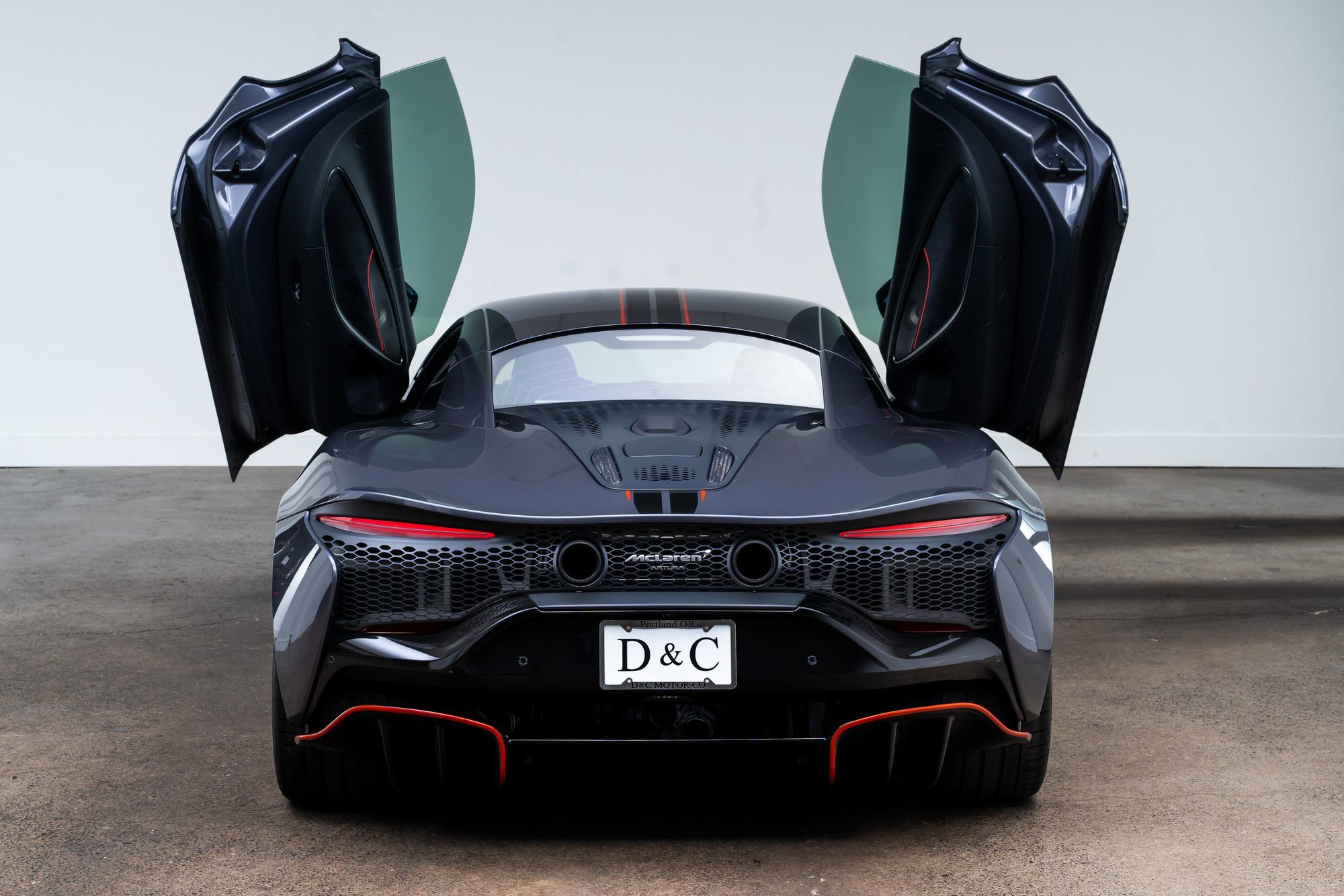Used 2024 McLaren Artura RWD image 15