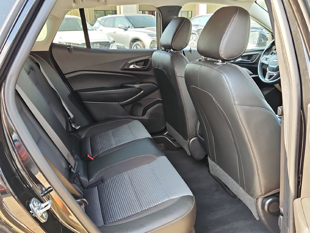 Used 2025 Chevrolet Trax LT w/ LT Convenience Package FWD image 30