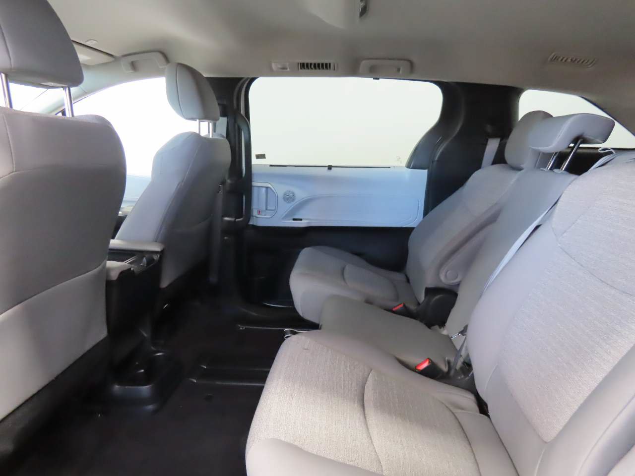 Used 2025 Toyota Sienna LE FWD image 18