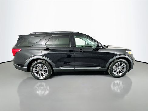 Used 2022 Ford Explorer XLT w/ Equipment Group 202A image 8