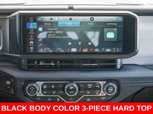 Used 2025 Jeep Wrangler Sahara image 13