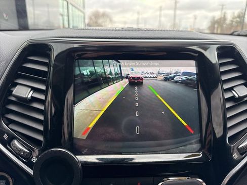 Used 2019 Jeep Cherokee Limited image 17