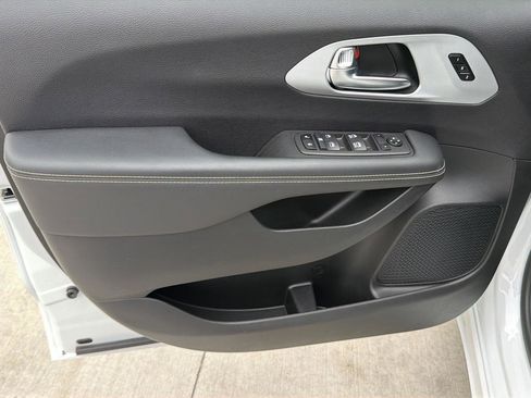 Used 2024 Chrysler Pacifica Touring-L w/ S Appearance Package FWD image 10