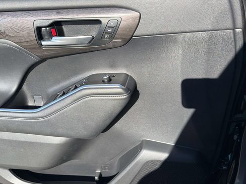 Used 2023 Toyota Highlander Platinum FWD image 24