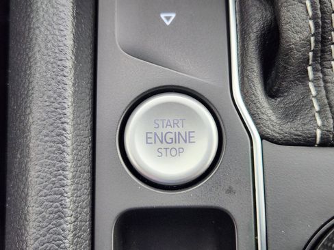 Used 2021 Volkswagen Atlas Cross Sport SE image 26