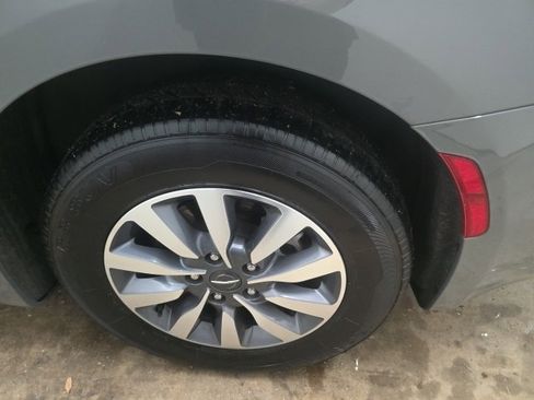 Used 2023 Chrysler Pacifica Touring-L image 11