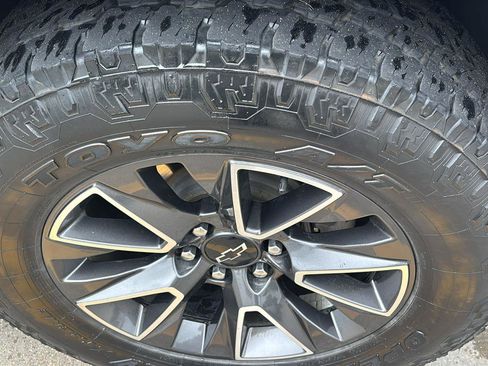 Used 2021 Chevrolet Tahoe Z71 w/ Z71 Off-Road Package AWD/4WD image 11