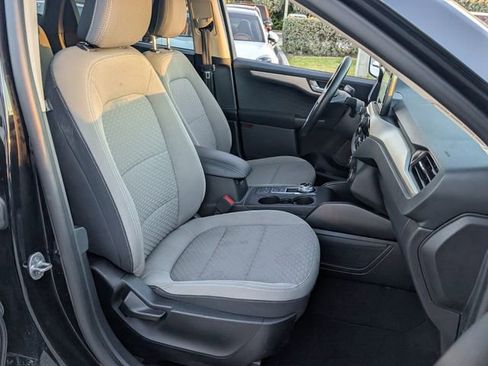 Used 2020 Ford Escape SE image 16