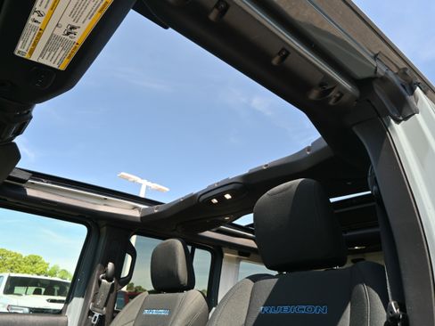 Used 2025 Jeep Wrangler Unlimited Rubicon 4xe w/ Convenience Group image 9