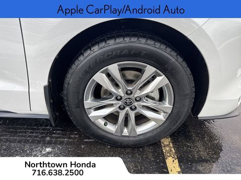 Used 2024 Toyota Sienna Limited image 14