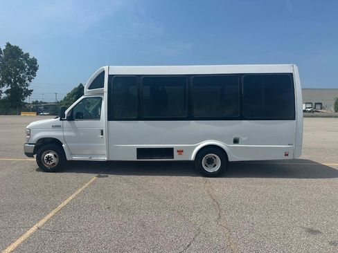 Used 2017 Ford E-450 and Econoline 450 Super Duty w/ Shuttle Bus Prep Package RWD image 28