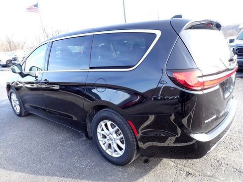 Used 2023 Chrysler Pacifica Touring-L image 5