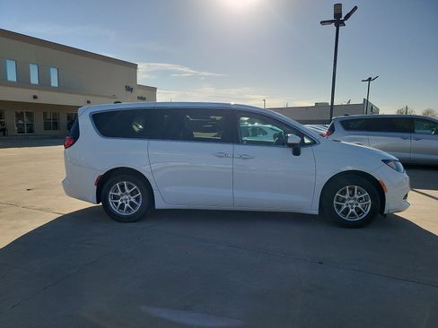 Used 2023 Chrysler Voyager LX image 8