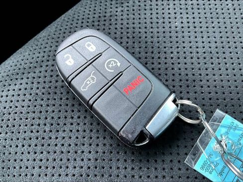 Used 2017 Jeep Grand Cherokee Altitude AWD/4WD image 10