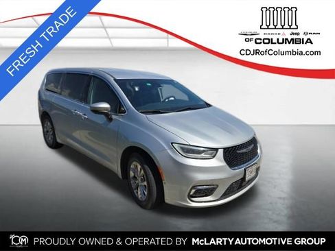 Used 2023 Chrysler Pacifica Touring-L AWD/4WD image 1