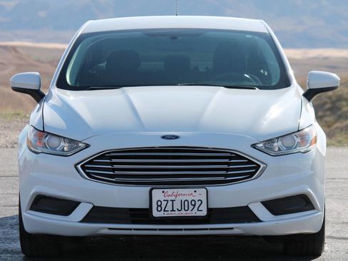 Used 2018 Ford Fusion SE FWD image 3