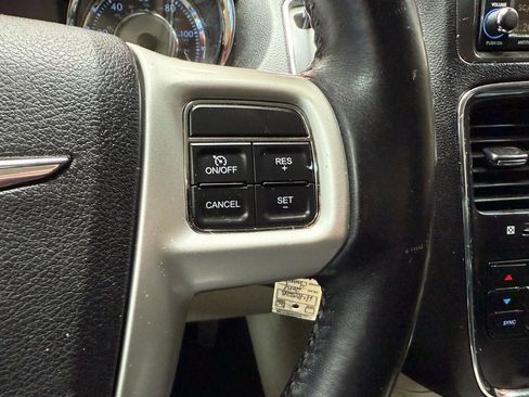 Used 2014 Chrysler Town & Country Touring FWD image 14