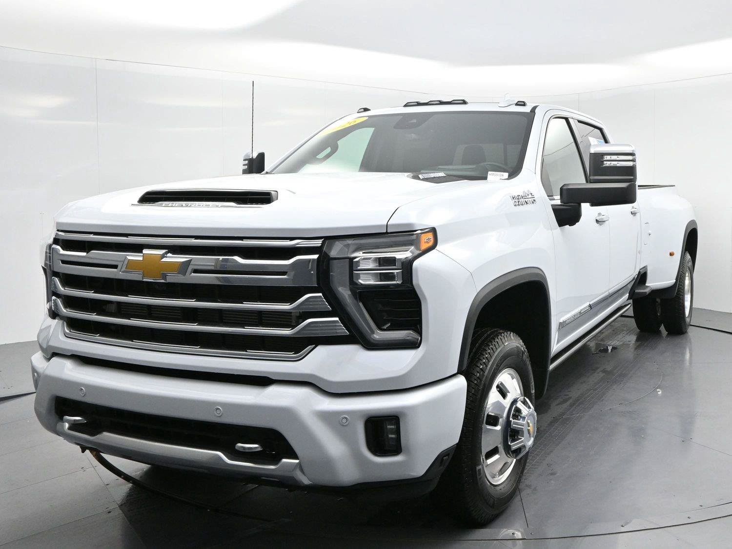 Used 2026 Chevrolet Silverado 3500 High Country w/ Technology Package AWD/4WD image 3