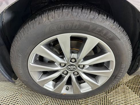 Used 2017 Toyota Camry XLE FWD image 11