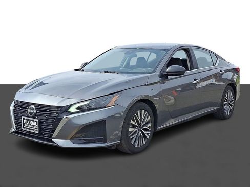 Used 2025 Nissan Altima 2.5 SV FWD image 3