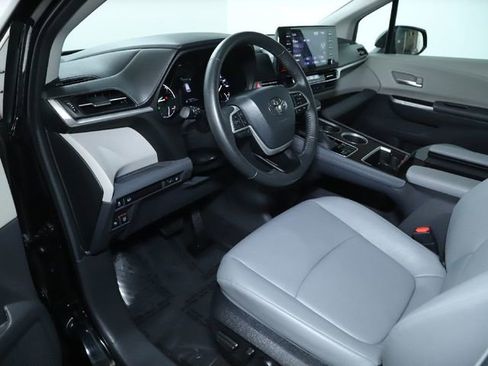 Used 2024 Toyota Sienna XLE image 25